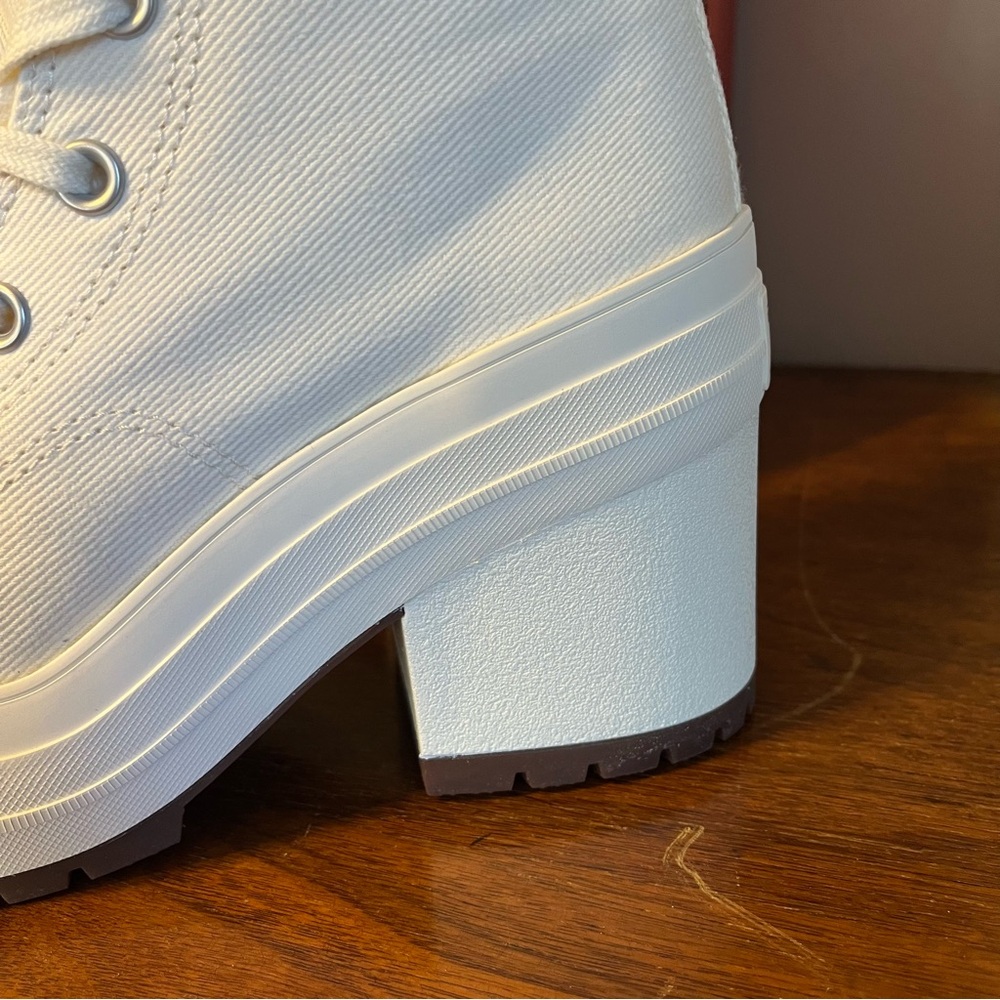 CONVERSE Women’s Chuck 70 DeLuxe Heel Platform Shoes - Picture 3 of 9